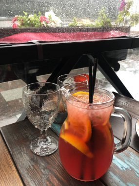 Restoranda narenciye kokteyli ve kahve 