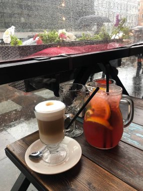 Restoranda narenciye kokteyli ve kahve 