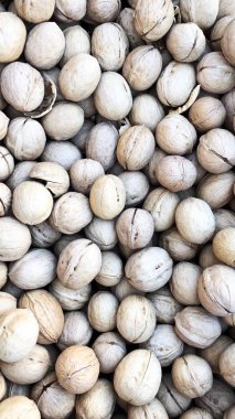 Piyasada bir kutu içinde Ceviz