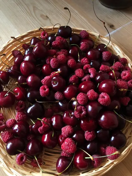 Reife Himbeeren Und Kirschen Auf Dem Tisch — Stockfoto