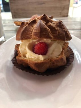 Masada krema ve ahududu ile lezzetli kek