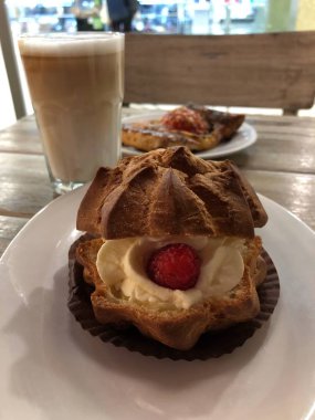 Masada krema ve ahududu ile lezzetli kek