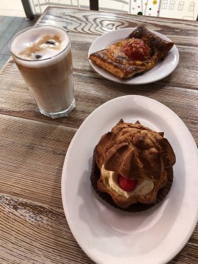 Masada krema ve ahududu ile lezzetli kek