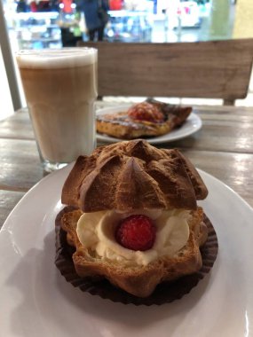 Masada krema ve ahududu ile lezzetli kek