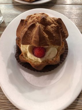 Masada krema ve ahududu ile lezzetli kek