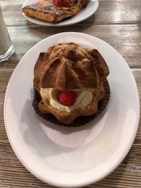 Bolo Saboroso Com Creme Framboesas Mesa — Fotografia de Stock