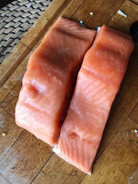 Masada taze somon balık biftek