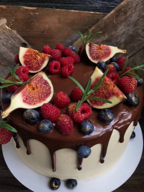 Masada çilek ve incir ile lezzetli kek