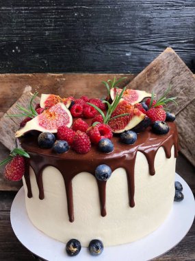 Masada çilek ve incir ile lezzetli kek