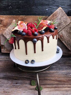 Masada çilek ve incir ile lezzetli kek