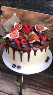 Masada çilek ve incir ile lezzetli kek