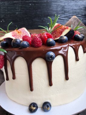 Masada çilek ve incir ile lezzetli kek