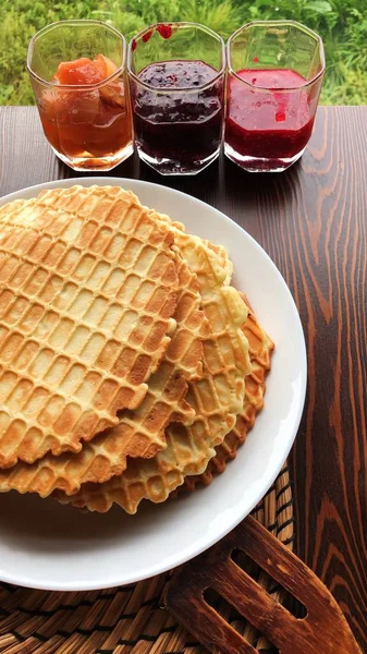 Deliciosos Waffles Frescos Geléia Mesa — Fotografia de Stock