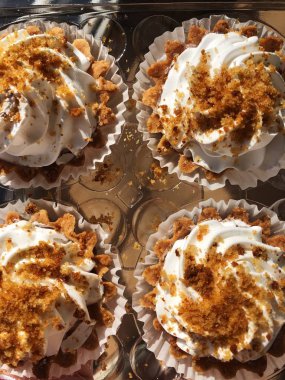 Vanilya krema ve reçel ile lezzetli kek