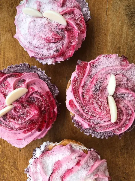 Leckere Kuchen Mit Kirschcreme Und Marmelade — Stockfoto