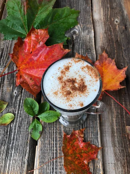 Pyszna Kawa Latte Cynamonem Jesienią — Zdjęcie stockowe