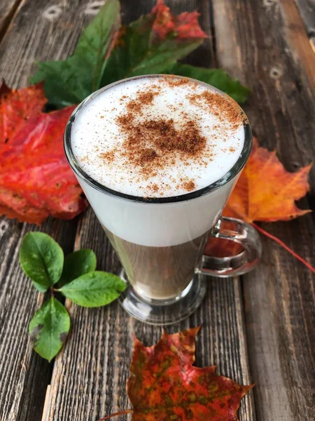 Вкусный Кофе Латте Корицей Осенью — стоковое фото