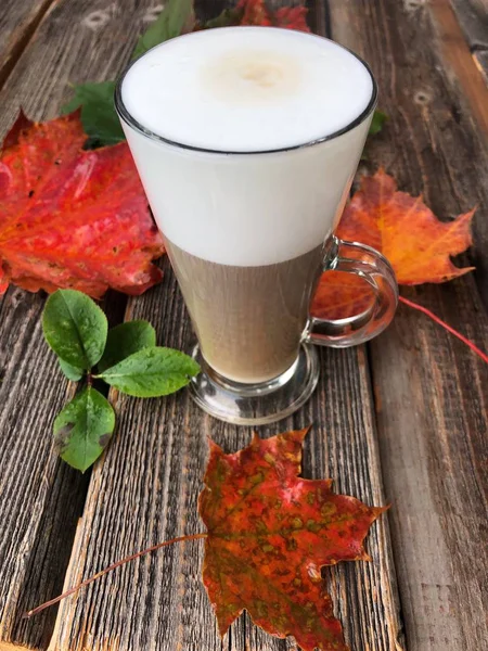 Leckerer Kaffee Latte Und Herbstblätter Auf Dem Tisch — Stockfoto