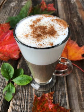 Sonbaharda tarçın ile lezzetli kahve latte