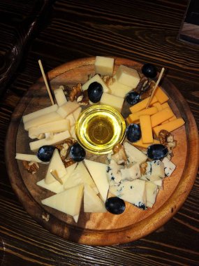 Bir kafede bal ile lezzetli peynir tabağı