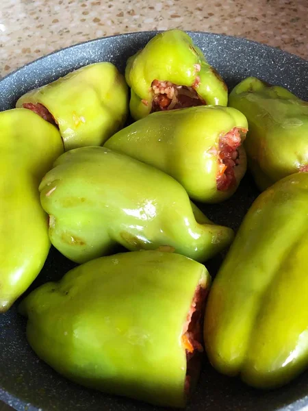 Φρέσκο Κρέας Γεμιστό Πράσινες Πιπεριές Για Δείπνο — Φωτογραφία Αρχείου