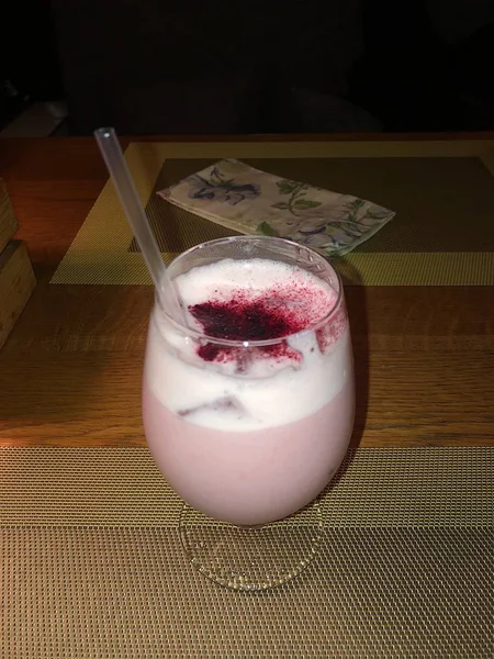 Delizioso Cocktail Lamponi Con Alcol Sul Tavolo — Foto Stock