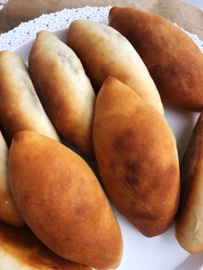 Ahşap bir masada lezzetli taze turta  