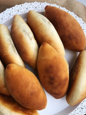 Ahşap bir masada lezzetli taze turta  