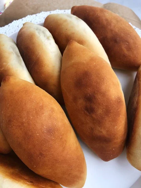 Leckere Frische Kuchen Auf Einem Holztisch — Stockfoto