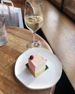 Lezzetli pasta ve kafede bir bardak beyaz şarap.