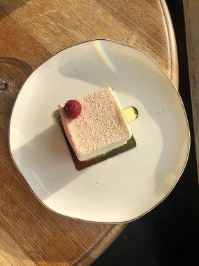 Kafede böğürtlenli lezzetli kremalı pasta. 