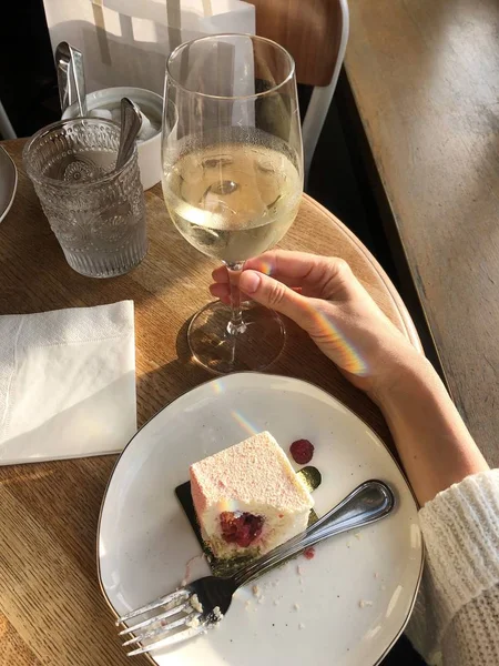 Lezzetli pasta ve kafede bir bardak beyaz şarap.