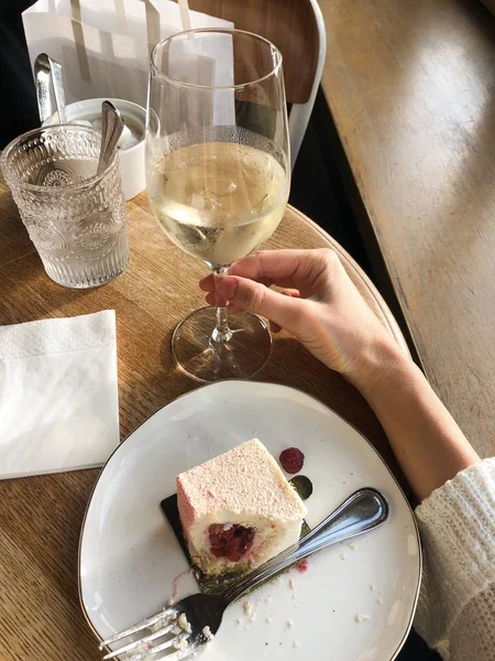 Νόστιμο Κέικ Και Ένα Ποτήρι Λευκό Κρασί Στο Καφέ — Φωτογραφία Αρχείου