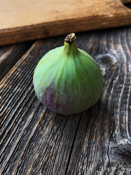 Deliciosos Figos Verdes Frutas Mesa Madeira — Fotografia de Stock