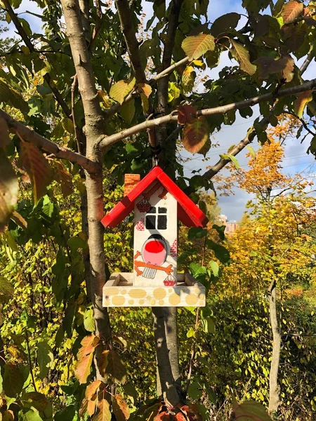 Schöner Vogelfutterhäuschen Herbst Park Blick — Stockfoto