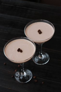 Güzel bir bardakta lezzetli kahve tatlısı. 