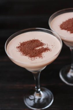 Güzel bir bardakta lezzetli kahve tatlısı.