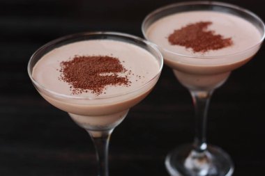 Güzel bir bardakta lezzetli kahve tatlısı.