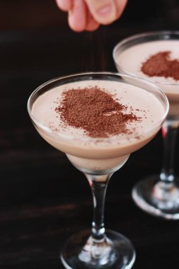 Güzel bir bardakta lezzetli kahve tatlısı.