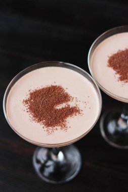 Güzel bir bardakta lezzetli kahve tatlısı.