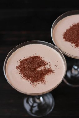 Güzel bir bardakta lezzetli kahve tatlısı.