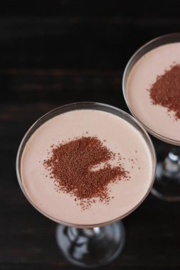 Güzel bir bardakta lezzetli kahve tatlısı.