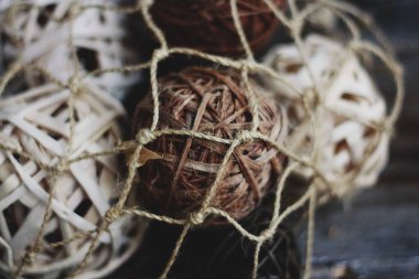 Saman topları masanın üzerinde sonbahar rengi 