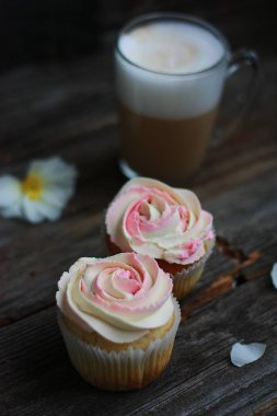 Kremalı ve kahveli enfes kekler.