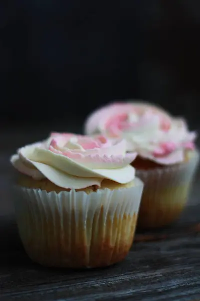 Deliciosos Cupcakes Con Crema Sobre Mesa — Foto de Stock