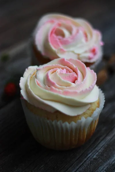 Deliciosos Cupcakes Com Creme Mesa — Fotografia de Stock