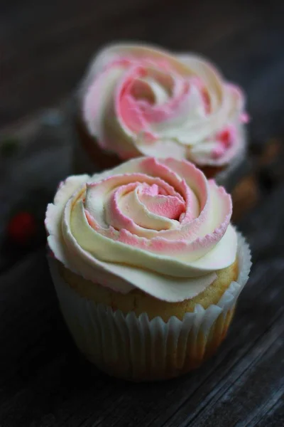 Cupcake Lezat Dengan Krim Atas Meja — Stok Foto