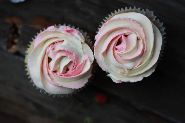 Leckere Cupcakes Mit Sahne Auf Dem Tisch — Stockfoto