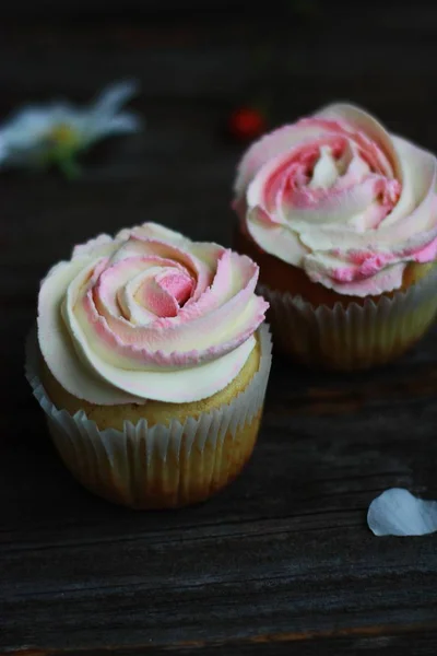 Deliciosos Cupcakes Con Crema Sobre Mesa — Foto de Stock