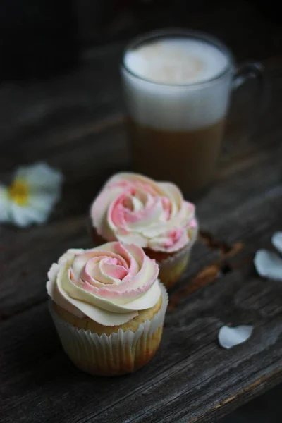 Deliciosos Cupcakes Con Crema Café Sobre Mesa — Foto de Stock